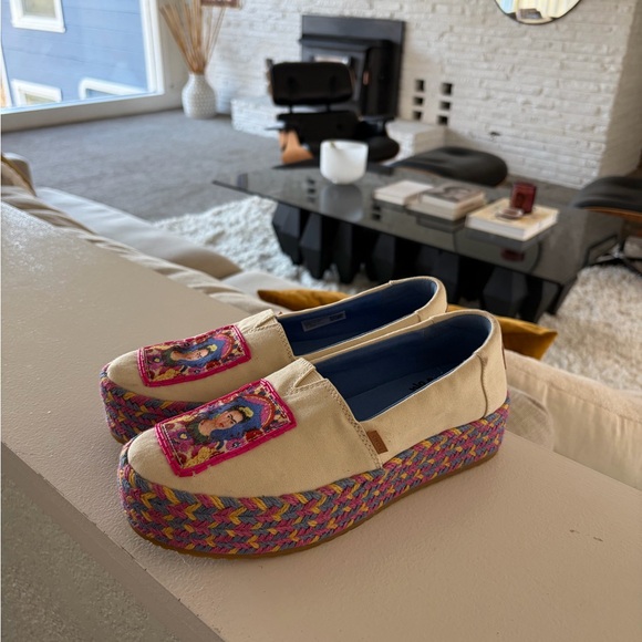 Toms Women's Espadrilles with Frida Kahlo Design - Cream and Pink - Picture 2 of 5